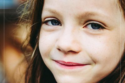 La niña de los grandes ojos azules, el hombre radiante y la historia de navidad